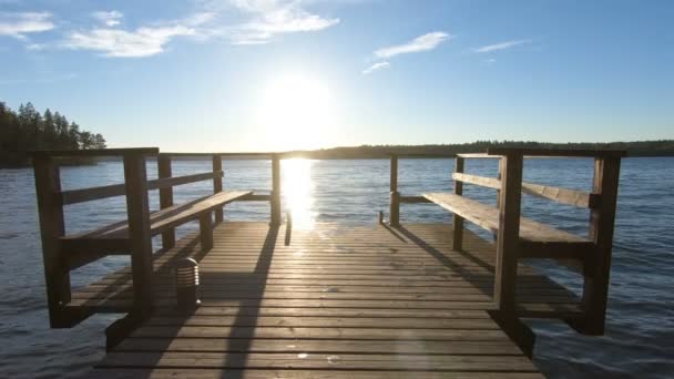 Embarcadero de madera al atardecer en el lago del bosque en verano — Vídeos de Stock