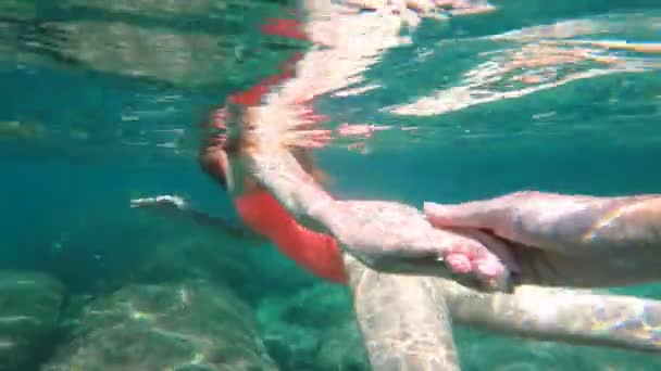 Sígueme. Joven mujer llevando novio en turquesa ver aguas, película bajo el agua . — Vídeo de stock