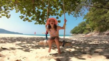 küçük kız da Denizi arka planda sallanmak