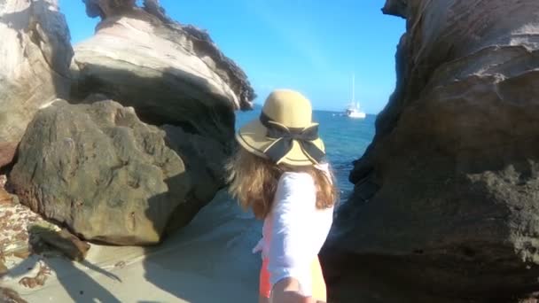 Volg mij. gelukkig jong roodharige vrouw in leidende man hand houden op tropische strand met kliffen vakanties zomer reizen. — Stockvideo