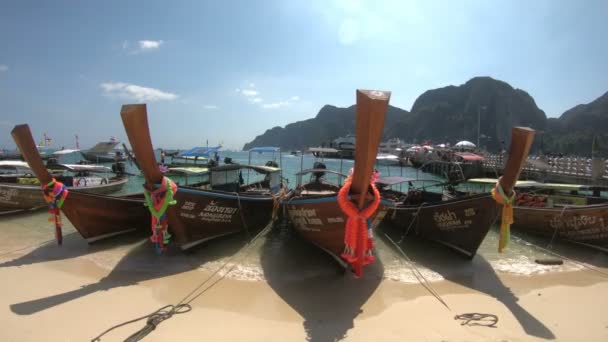 Traditional long tail wooden boats in the turquoise crystal water in Thailand — 비디오