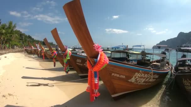 Traditional long tail wooden boats in the turquoise crystal water in Thailand — 비디오