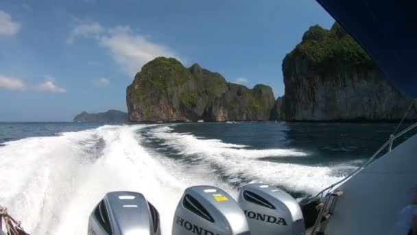 Three powerful outboard motors on a high-speed pleasure yacht in action — 비디오