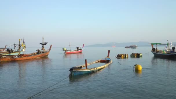 Paisaje marino con viejos barcos de pescadores en Tailandia — Vídeo de stock