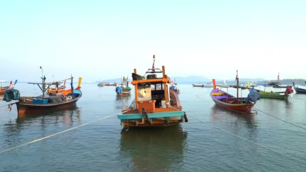 Zeegezicht met oude vissersboten in Thailand — Stockvideo