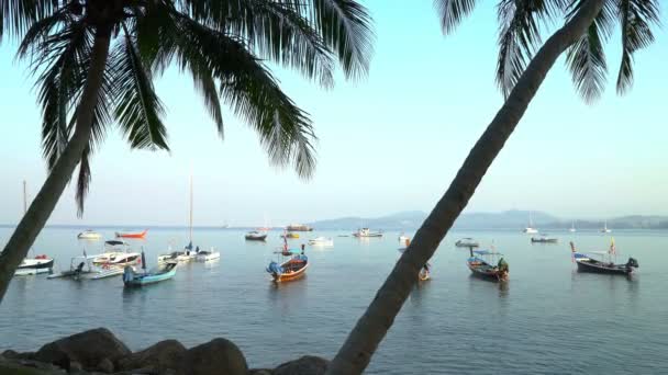 Paysage marin avec de vieux bateaux de pêcheurs en Thaïlande — Video