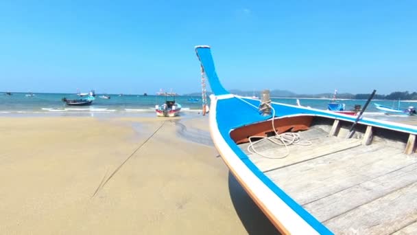 Meereslandschaft mit alten Fischern und Touristenbooten bei Ebbe in Thailand — Stockvideo