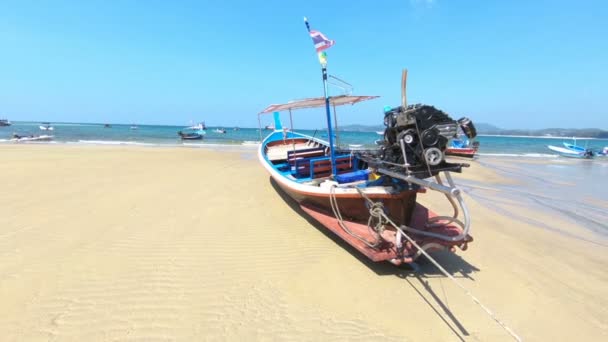 Θαλάσσιο τοπίο με παλιά fishmans και τουριστικά σκάφη σε χαμηλή παλίρροια στην Ταϊλάνδη — Αρχείο Βίντεο