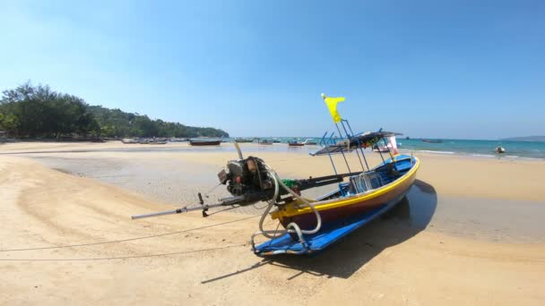 Seascape with old fishermans and tourist boats at low tide in Thailand — Stock Video