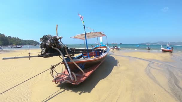 Paisaje marino con antiguos pescadores y barcos turísticos en marea baja en Tailandia — Vídeo de stock