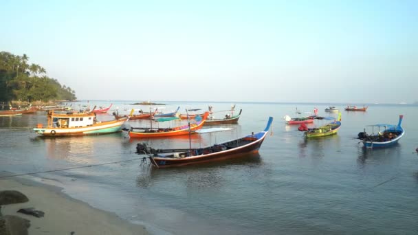 Paisaje marino con viejos barcos de pescadores en Tailandia — Vídeos de Stock