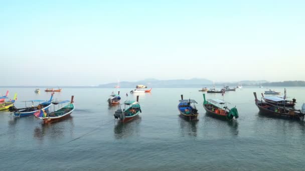 Havslandskap med gamla fiskebåtar i Thailand — Stockvideo
