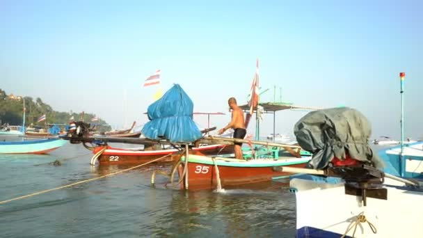 Моряки готовят свои старые лодки к отплытию рано утром в Таиланд — стоковое видео