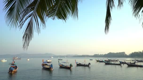 Paisaje marino con viejos barcos de pescadores en Tailandia — Vídeos de Stock