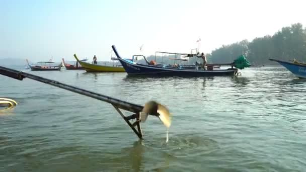 Marinheiros preparam seus velhos barcos para velejar no início da manhã navegando na Tailândia — Vídeo de Stock