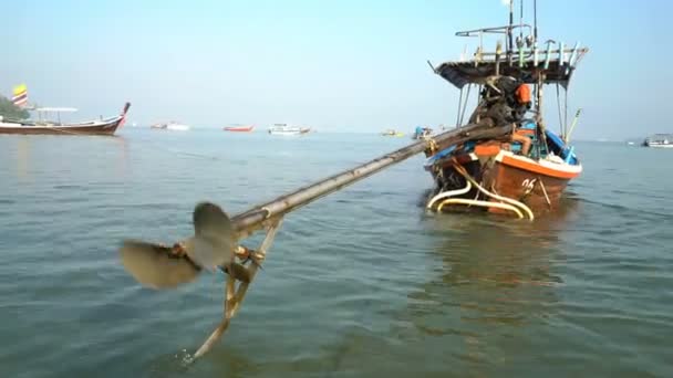 A matrózok felkészítik régi hajóikat a kora reggeli vitorlázásra Thaiföldön. — Stock videók
