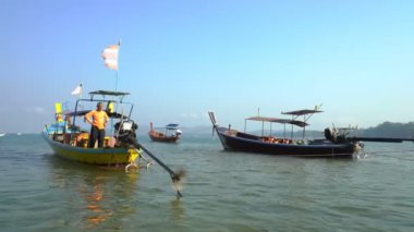 Denizciler eski teknelerini Tayland 'a yelken açmak için hazırlar.