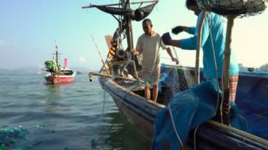 Balıkçılar sabahın erken saatlerinde Tayland 'da balık tutmak için bir ağ hazırlıyorlar..