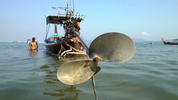 I marinai preparano le loro vecchie barche per la vela la mattina presto vela in Thailandia — Video Stock