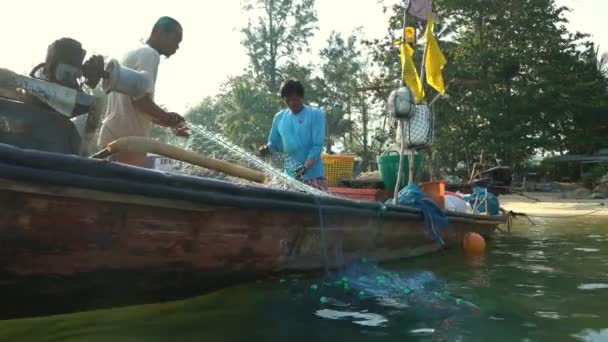 Balıkçılar sabahın erken saatlerinde Tayland 'da balık tutmak için bir ağ hazırlıyorlar.. — Stok video