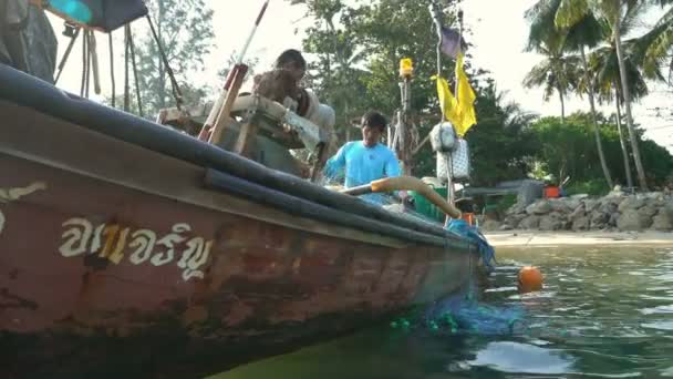 Fiskare förbereder ett nät för fiske tidigt på morgonen i Thailand. — Stockvideo