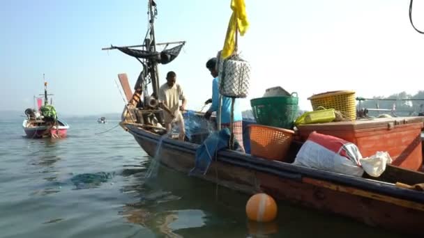Рыбаки готовят сеть для рыбалки ранним утром в Таиланде . — стоковое видео