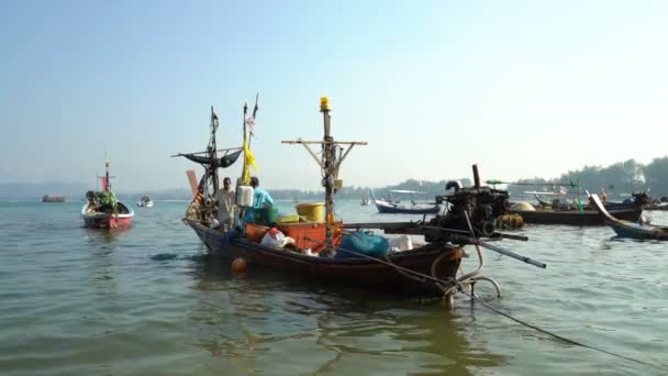 Рибалки готують сітку для риболовлі рано - вранці в Таїланді.. — стокове відео