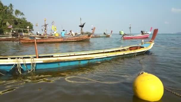 Pescadores preparam uma rede para pescar no início da manhã na Tailândia . — Vídeo de Stock