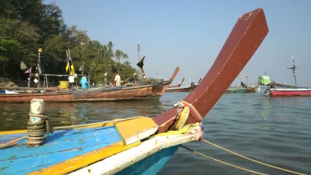 Rybáři připravit síť pro rybolov v časných ranních hodinách v Thajsku. — Stock video