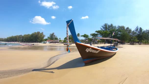 Paesaggio marino con vecchi pescatori e barche turistiche con bassa marea in Thailandia — Video Stock