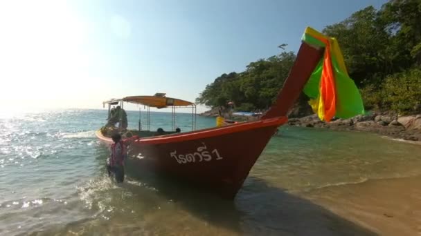Tradycyjne długie ogony drewniane łodzie w turkusowej wodzie kryształowej w Tajlandii — Wideo stockowe