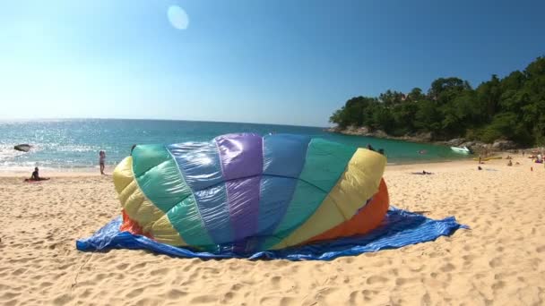 Parasailing decolagem na praia — Vídeo de Stock