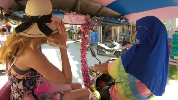 Jonge vrouw paardrijden op tuk tuk taxi scooter in Phuket stad Thailand. — Stockvideo
