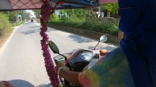 Mladá žena na tuk tuk taxi skútr ve městě Phuket Thajsko. — Stock video