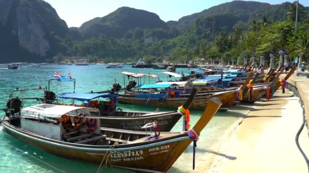 Traditionele lange staart houten boten in het turquoise kristalwater in Thailand — Stockvideo