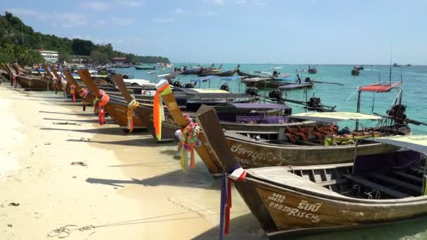 Traditionele lange staart houten boten in het turquoise kristalwater in Thailand — Stockvideo