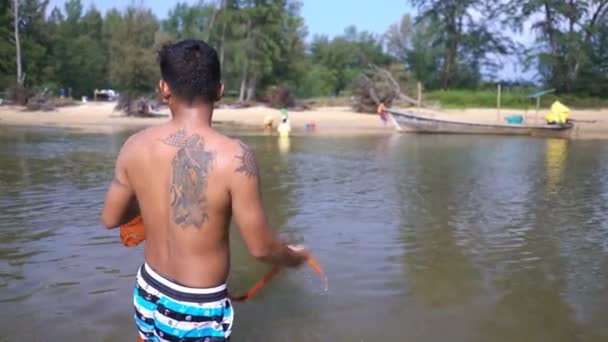 Jovem pescador com rede na Tailândia — Vídeo de Stock