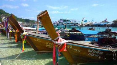 Geleneksel uzun kuyruklu ahşap botlar Tayland 'da turkuaz kristal sularda