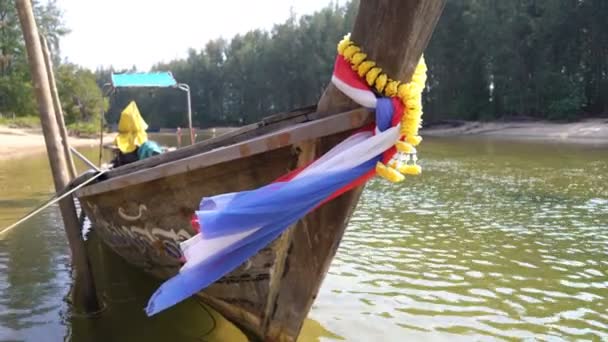 Barcos de madera de cola larga tradicionales en el agua cristalina turquesa en Tailandia — Vídeos de Stock