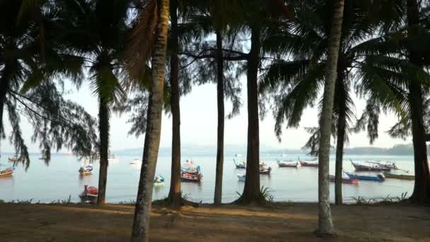 Paisaje marino con viejos barcos de pescadores en Tailandia — Vídeos de Stock