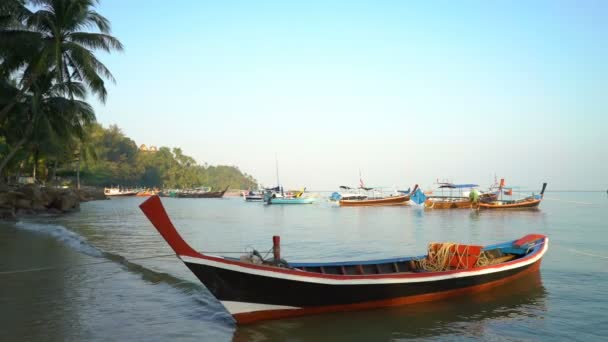 Морской пейзаж со старыми рыбацкими лодками в Таиланде — стоковое видео
