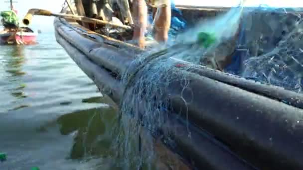 Pescadores preparam uma rede para pescar no início da manhã na Tailândia . — Vídeo de Stock