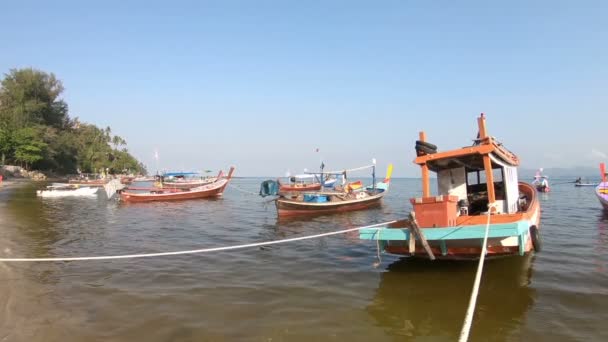 Seelandschaft mit alten Fischerbooten in Thailand — Stockvideo