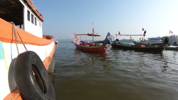 Zeegezicht met oude vissersboten in Thailand — Stockvideo