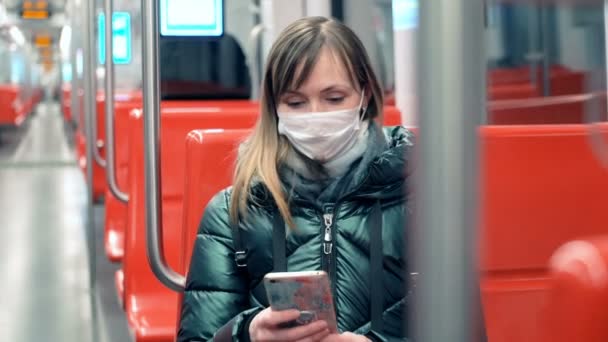 Young woman in protective medical face mask in a subway car — Stock video