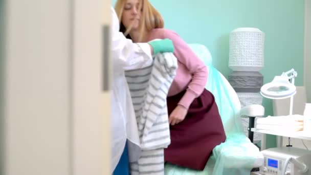 Молода жінка в кімнаті для лікування салону педикюру — стокове відео