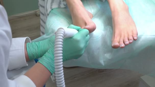 Pedicure master dokonywania estetycznego sprzętu pedicure w salonie piękności. — Wideo stockowe