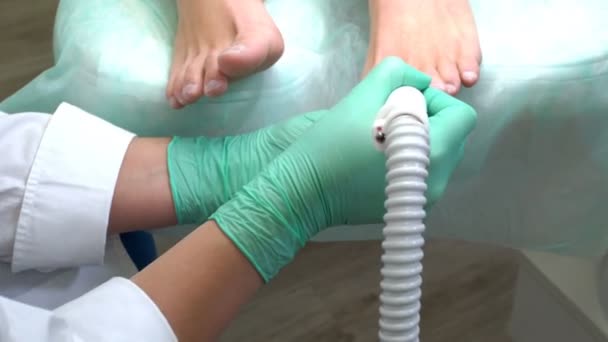 Pedicure master making aesthetic hardware pedicure in a beauty salon. — Stock Video