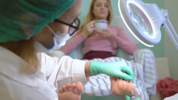 Pedicura maestro haciendo pedicura de hardware estético en un salón de belleza . — Vídeos de Stock