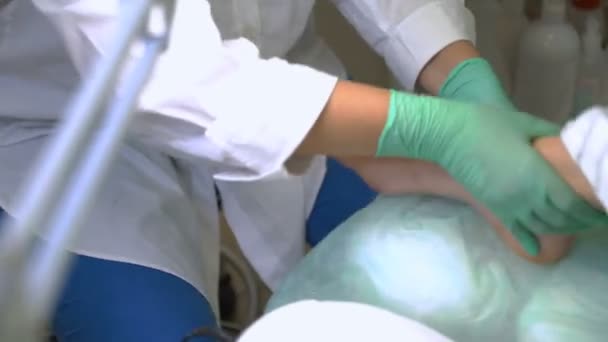 Pedikiurzysta lakieruje młode kobiety paznokcie u nóg — Wideo stockowe